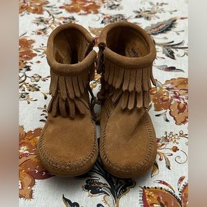 NWOB - Girl’s Minnetonka double fringe side zip boots / size 10 / color: taupe